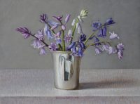 Wilde hyacintjes in zilveren bekertje